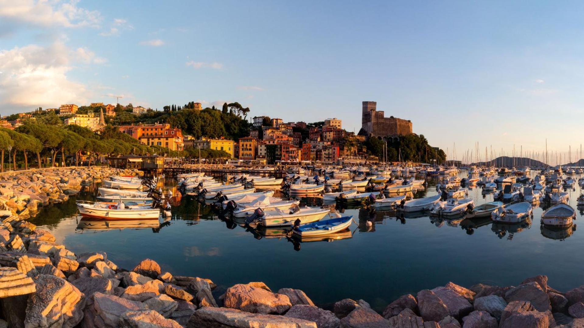 Libeccio 1 - Holiday Home & Parking Lerici Exterior photo